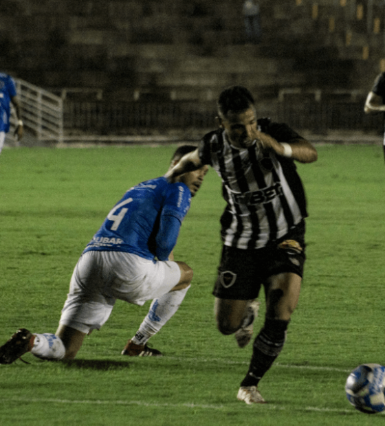 Botafogo leva gol do Santos nos acréscimos, fica no empate e chega