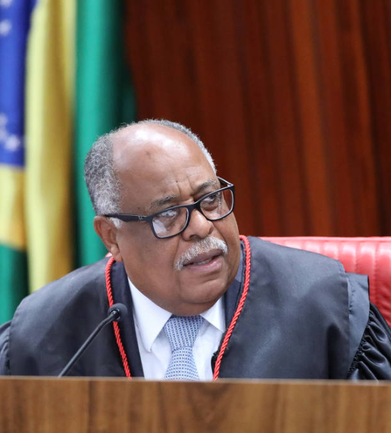 Voto de relator no TSE é pela inelegibilidade de Bolsonaro