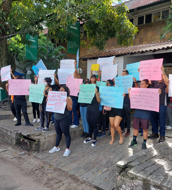 Alunos da Unama protestam contra demissão de professores e falta de estrutura em cursos