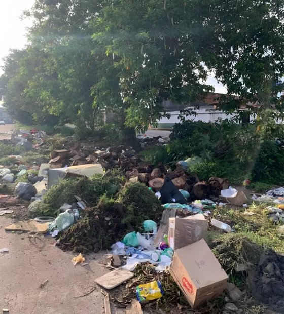 Revolta: moradores ameaçam despachar caçamba de lixo diante da Agência Distrital de Icoaraci