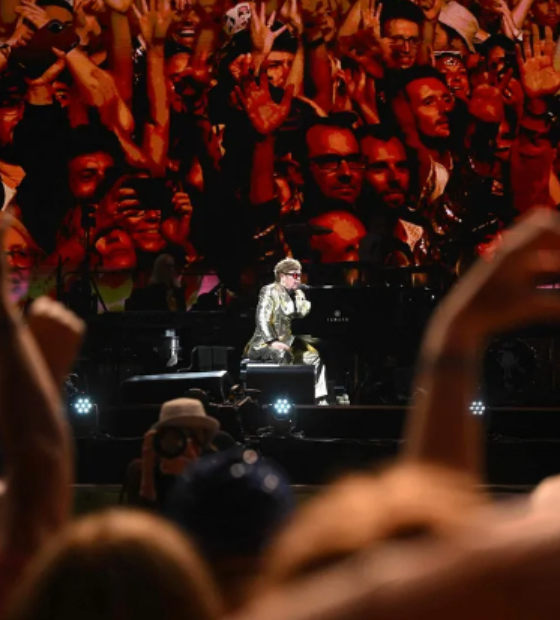 Aos 76 anos, Elton John se despede dos palcos em show final na Suécia