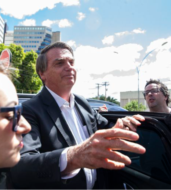 Bolsonaro depõe na PF e minimiza acusações: 'se toma poder num domingo?'