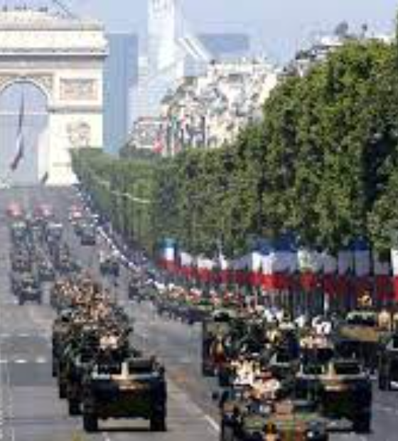 França comemora Dia da Bastilha com 97 pessoas detidas e carros incendiados