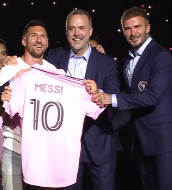 Messi é apresentado no Inter Miami em festa regada a shows e estrelas do futebol