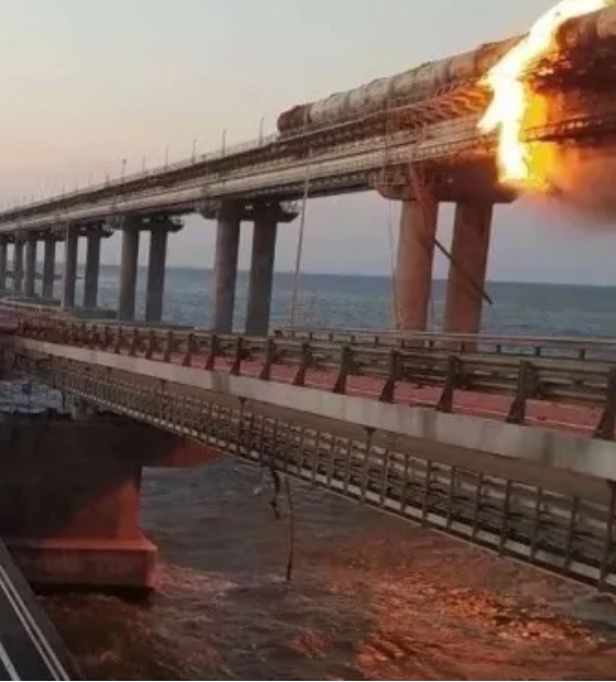 Ataque com míssil ucraniano atinge uma das pontes que liga a Rússia à Crimeia