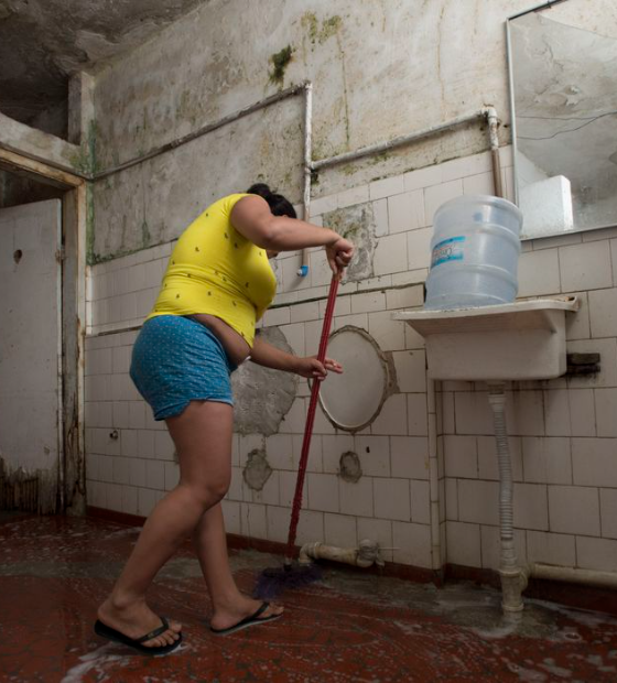 Mulheres gastam quase o dobro de tempo no serviço doméstico