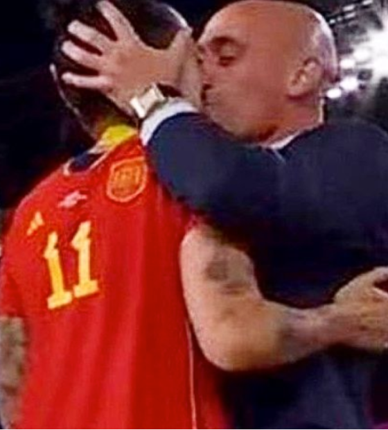 Presidente da Federação Espanhola se desculpa por beijar atleta campeã