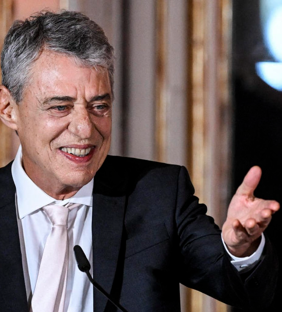 Chico Buarque vence ações contra Eduardo e Flávio Bolsonaro e receberá R$ 48 mil de senador