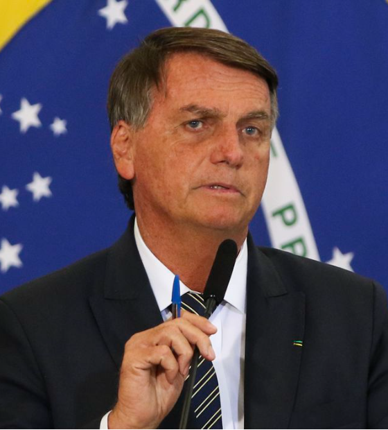 Bolsonaro recebe alta e deixa hospital após exames preparatórios para três cirurgias