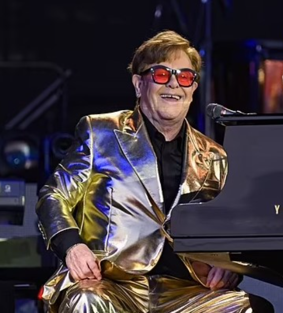 Elton John passa a noite em hospital após sofrer queda em casa