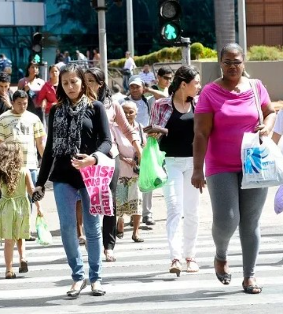 IBGE revisa dados e população brasileira sobe para 203.080.756 pessoas