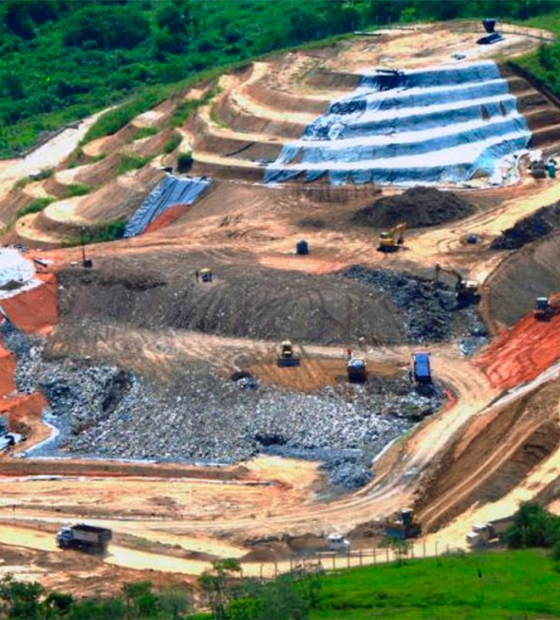 Helder ‘mete a mão no lixo’, acena com novo aterro sanitário e tenta lavar culpa da Prefeitura de Belém