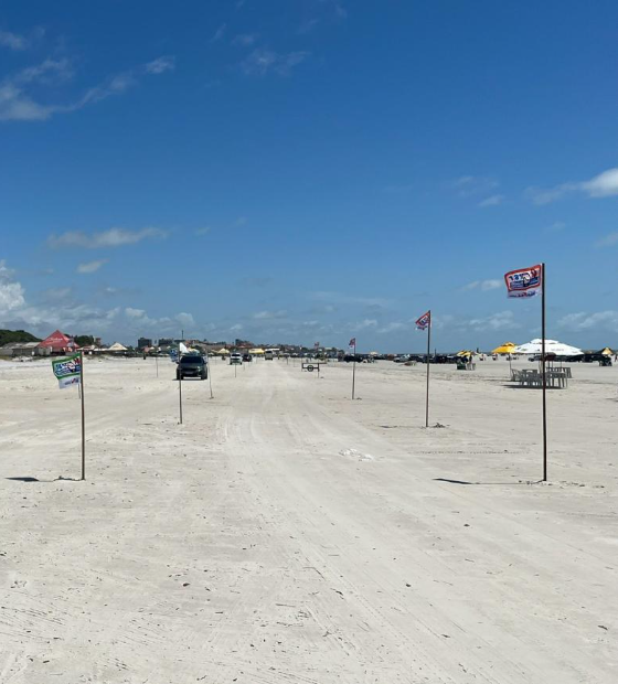 Bandeirolas ajudam no ordenamento do trânsito na Praia do Atalaia, em Salinópolis