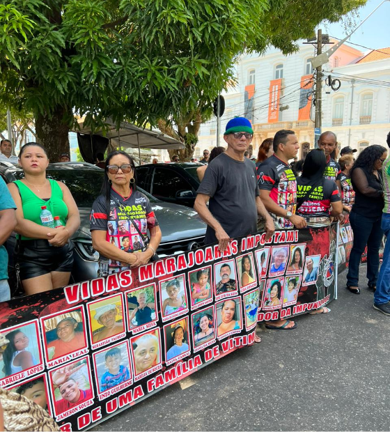 Familiares das vítimas do naufrágio da lancha 