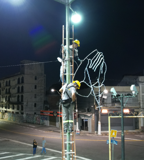 Iluminação decorativa para o Círio de Nazaré começa a ser instalada nas ruas de Belém