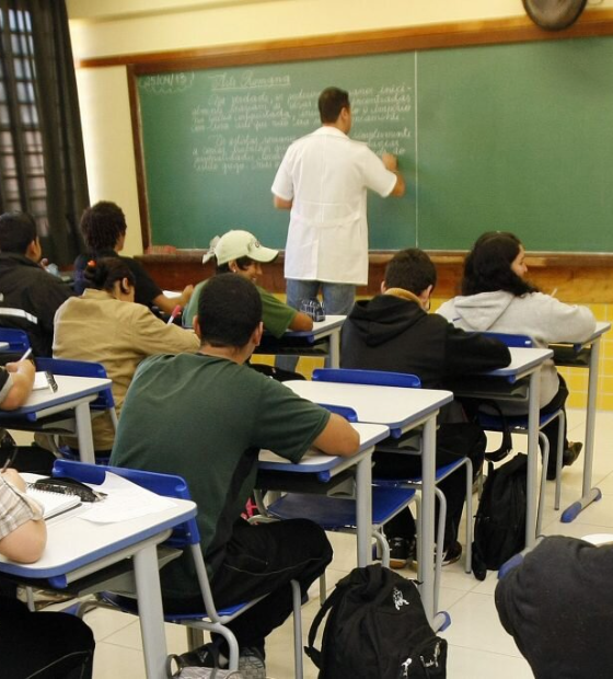 Ensino Médio: governo vai criar lei que remunera aluno para permanecer na escola