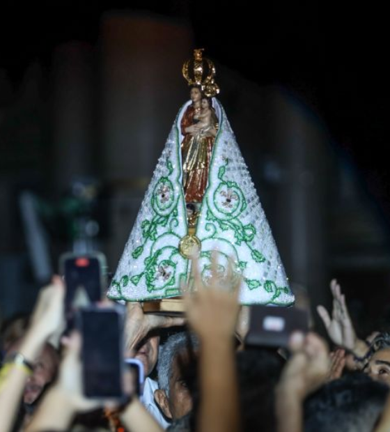 No tom verde da esperança, manto da Imagem Peregrina é apresentado na Basílica