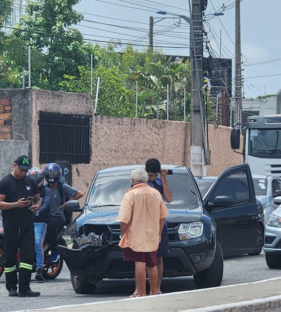 Acidente entre dois carros deixa trânsito complicado na Av. Mario Covas, no sentido BR-316