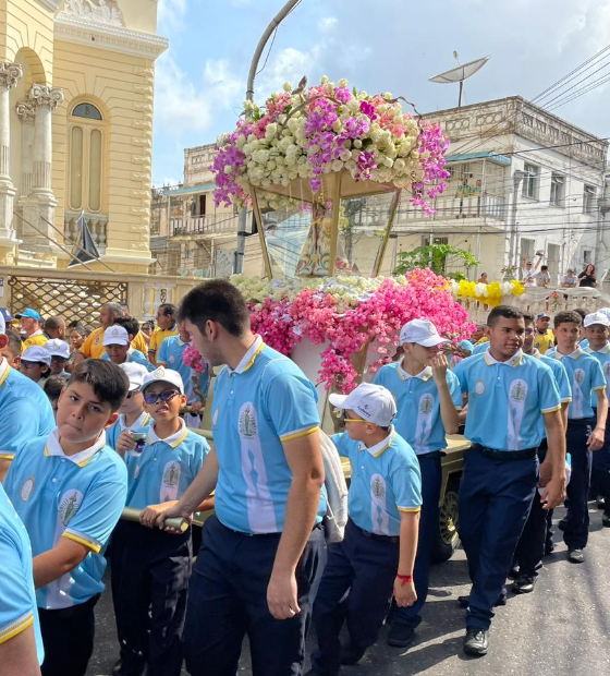 Um domingo de bênçãos de Nossa Senhora para as crianças