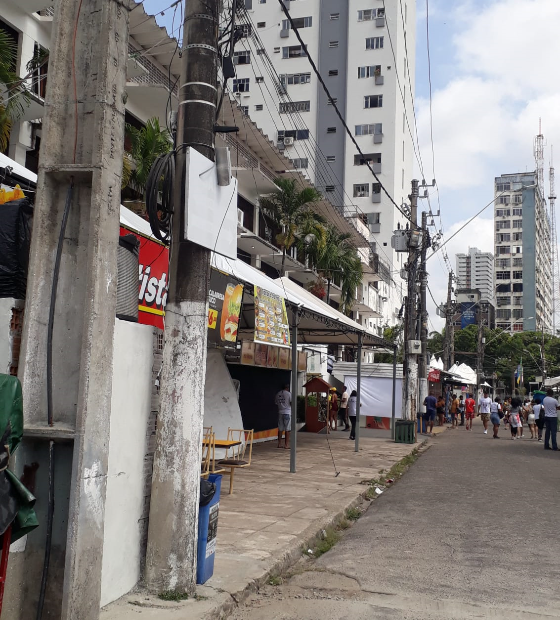 Arraial anacrônico vence tempo embalado pela fé,  mas improviso é incompatível com grandeza do Círio