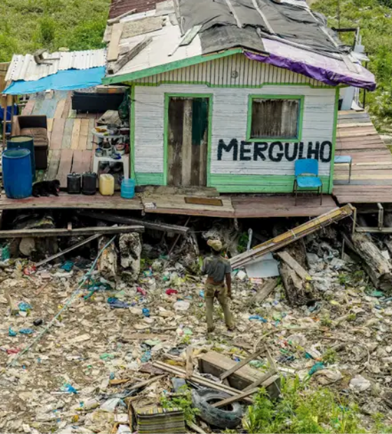 Com seca no Amazonas, ribeirinhos têm dificuldades para se locomover