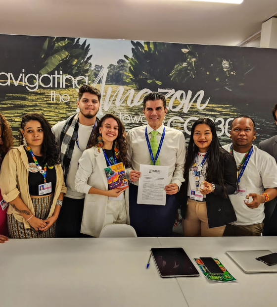 Juventudes amazônidas entregam manifesto ao governador Helder Barbalho durante COP 28, em Dubai