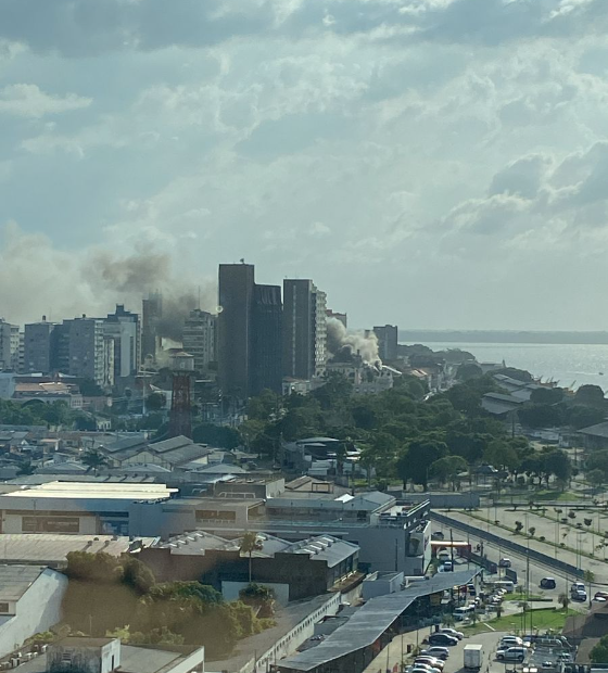 Incêndio atinge prédio no centro comercial de Belém