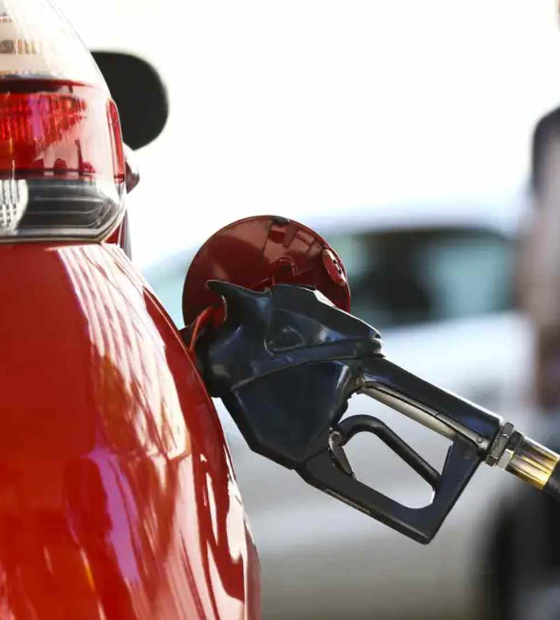 Gasolina no Brasil está 6% mais cara do que no mercado internacional, diz Cbie
