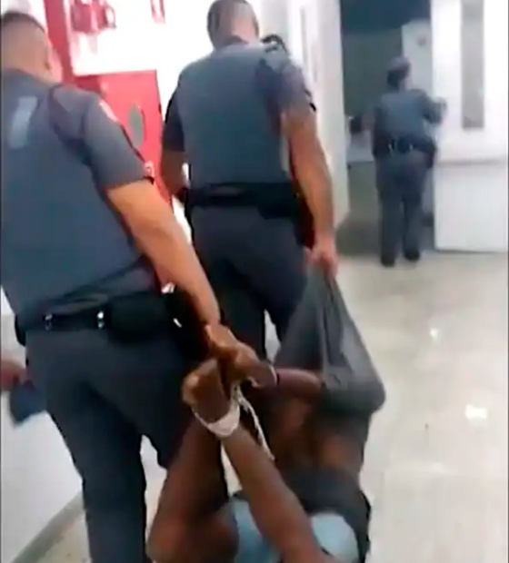 Rapaz amarrado com cordas por policiais pede indenização por tortura