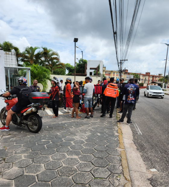 Entregadores protestam em frente a condomínio em Ananindeua por agressão a colega