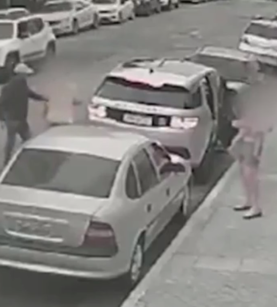 Criminoso derruba vítima com criança no colo durante assalto; veja o vídeo