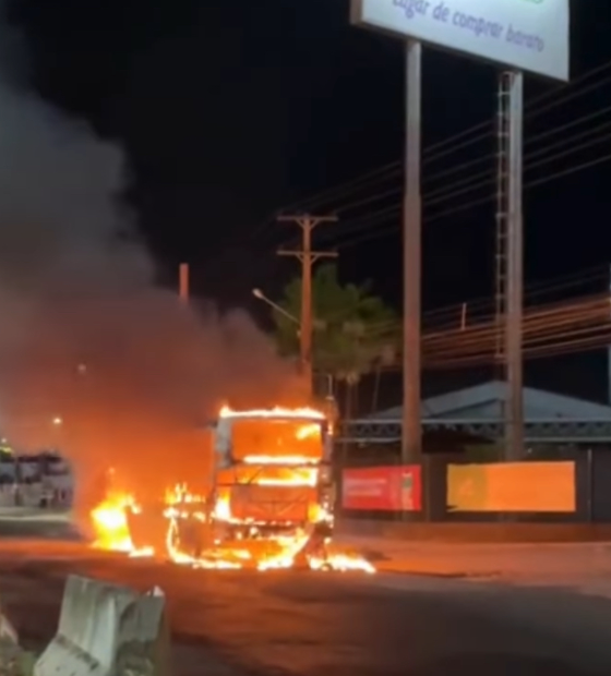 Ônibus pega fogo e entrada de Belém pela BR-316 vira martírio na noite deste domingo