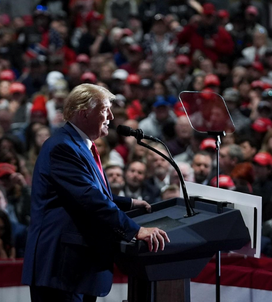  Trump chama imigrantes ilegais de 'animais' durante discurso de campanha em Michigan