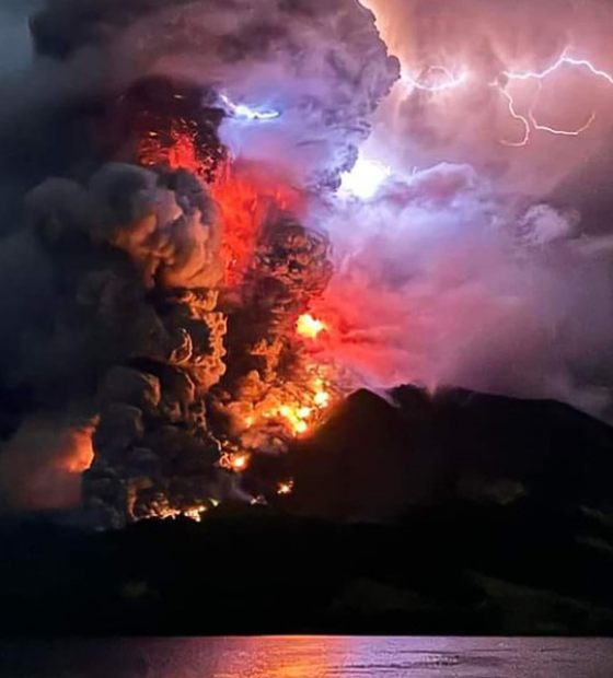 Vulcão em erupção na Indonésia provoca alerta de tsunami e fecha aeroporto