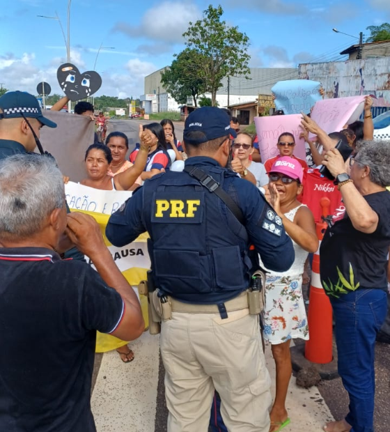 Polícia Rodoviária Federal acompanha protesto na BR-316