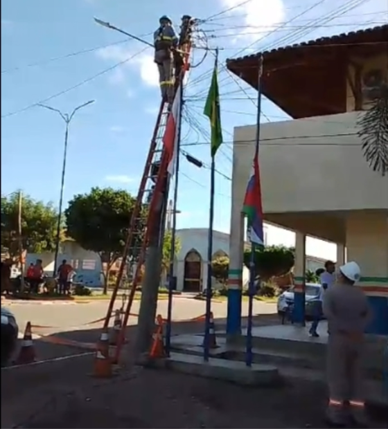 Prefeitura de Santa Luzia do Pará não paga energia e corte no fornecimento é feito com apoio da PM