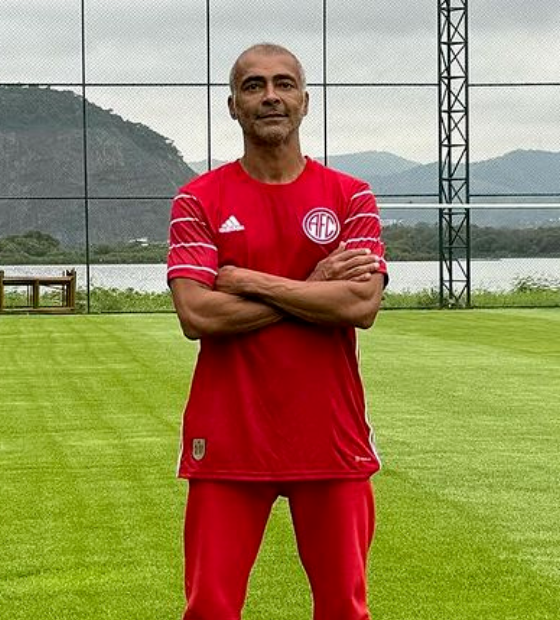 Romário diz que faria mais de 2 mil gols no futebol atual: 'Hoje os caras são burros'