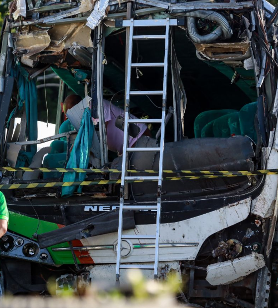 Polícia Científica pericia ônibus do IFPA envolvido em acidente com estudantes