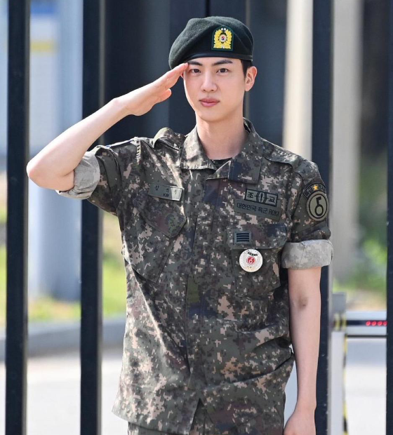 BTS: Jin é o primeiro integrante do grupo a concluir o serviço militar na Coreia do Sul; veja o vídeo