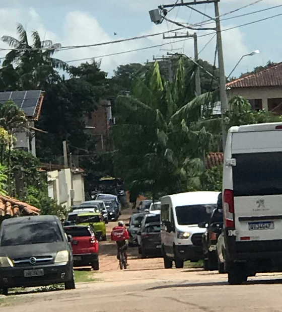 Ed50 promete derrubar muro de condomínio e critica classe média por ter 