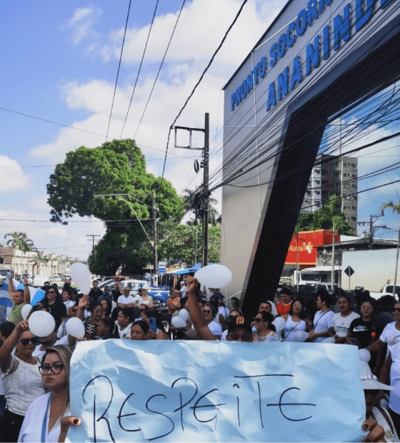 Apoiadores de Dr. Daniel protestam em frente ao Pronto Socorro de Ananindeua, que segue fechado