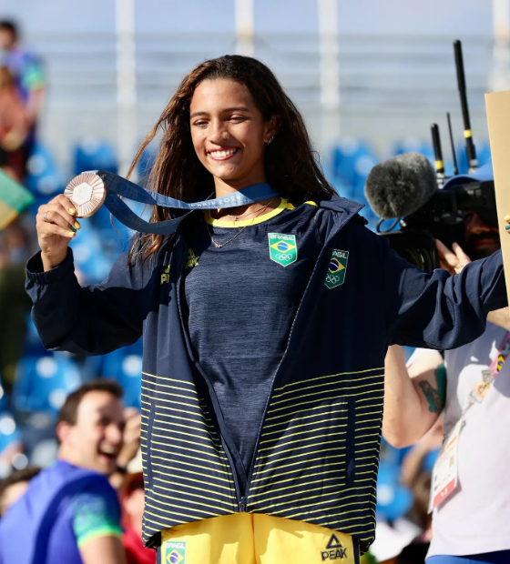 Rayssa Leal erra várias vezes, mas garante o bronze na última manobra, em Paris