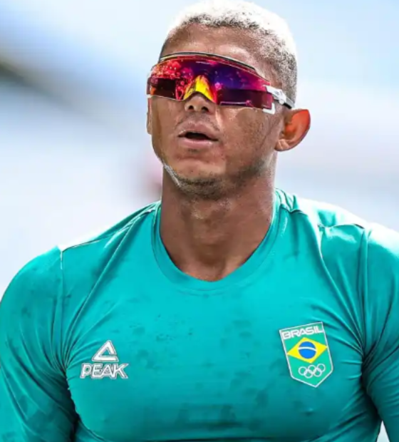 Isaquias Queiroz garante vaga direta na semifinal da canoagem