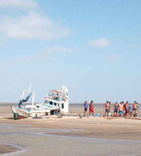 Grupamento Aéreo resgata pescadores em barco encalhado na Baía do Marajó 