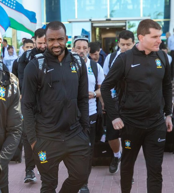 Brasil desembarca em Bukhara para estreia na Copa do Mundo de futsal do Usbequistão