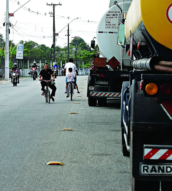 Carretas ocupam faixa da Arthur Bernardes e empurram ciclistas para 