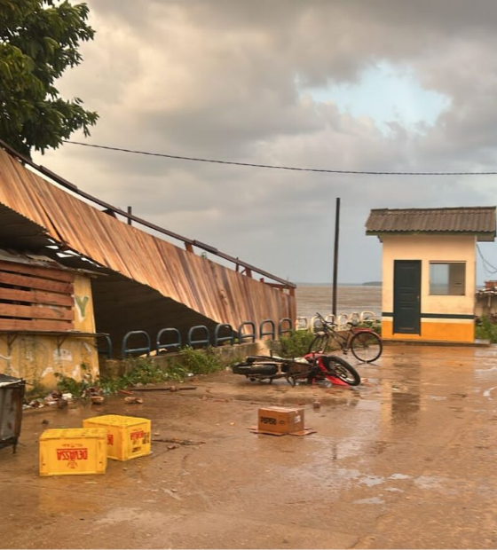  Tempestade derruba construção, árvores, veículos e energia elétrica no Marajó