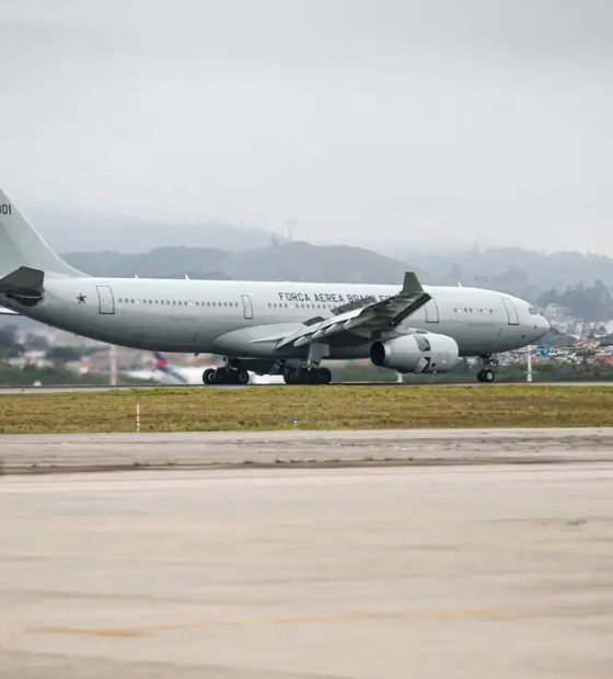  Avião com 221 brasileiros repatriados do Líbano chega em Guarulhos 