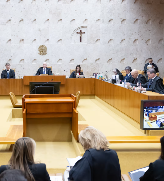 Flávio Dino e Cristiano Zanin votam contra retirar símbolos religiosos de órgãos públicos