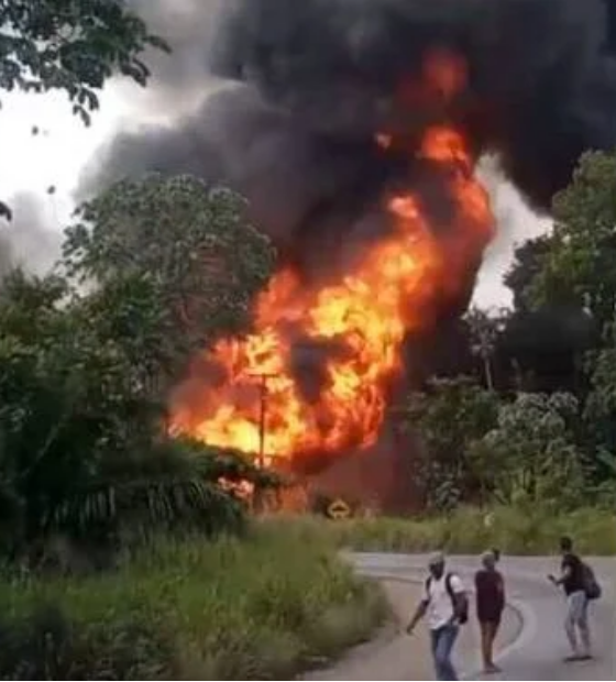 Carreta com botijões de gás pega fogo na Alça Viária; veja o vídeo